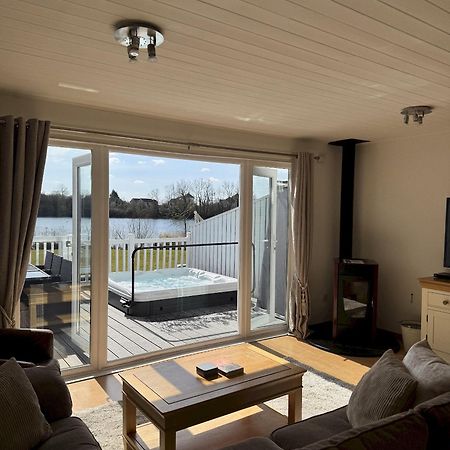 Medway Hot Tub Lodge South Cerney Zewnętrze zdjęcie