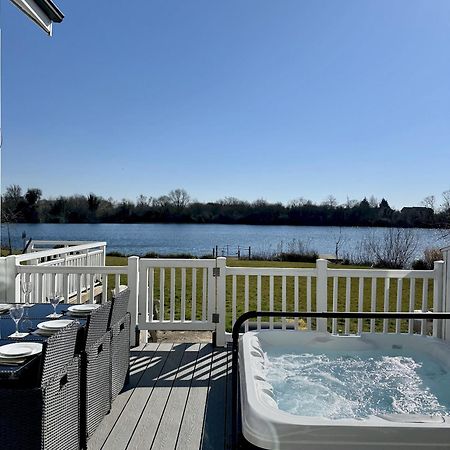 Medway Hot Tub Lodge South Cerney Zewnętrze zdjęcie