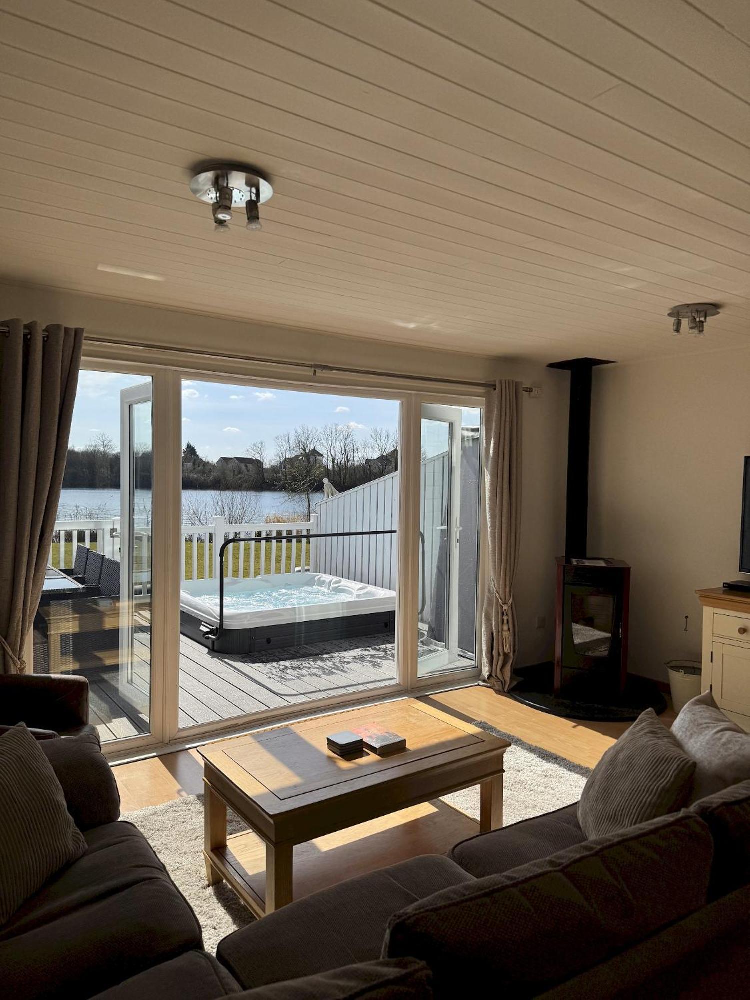 Medway Hot Tub Lodge South Cerney Zewnętrze zdjęcie