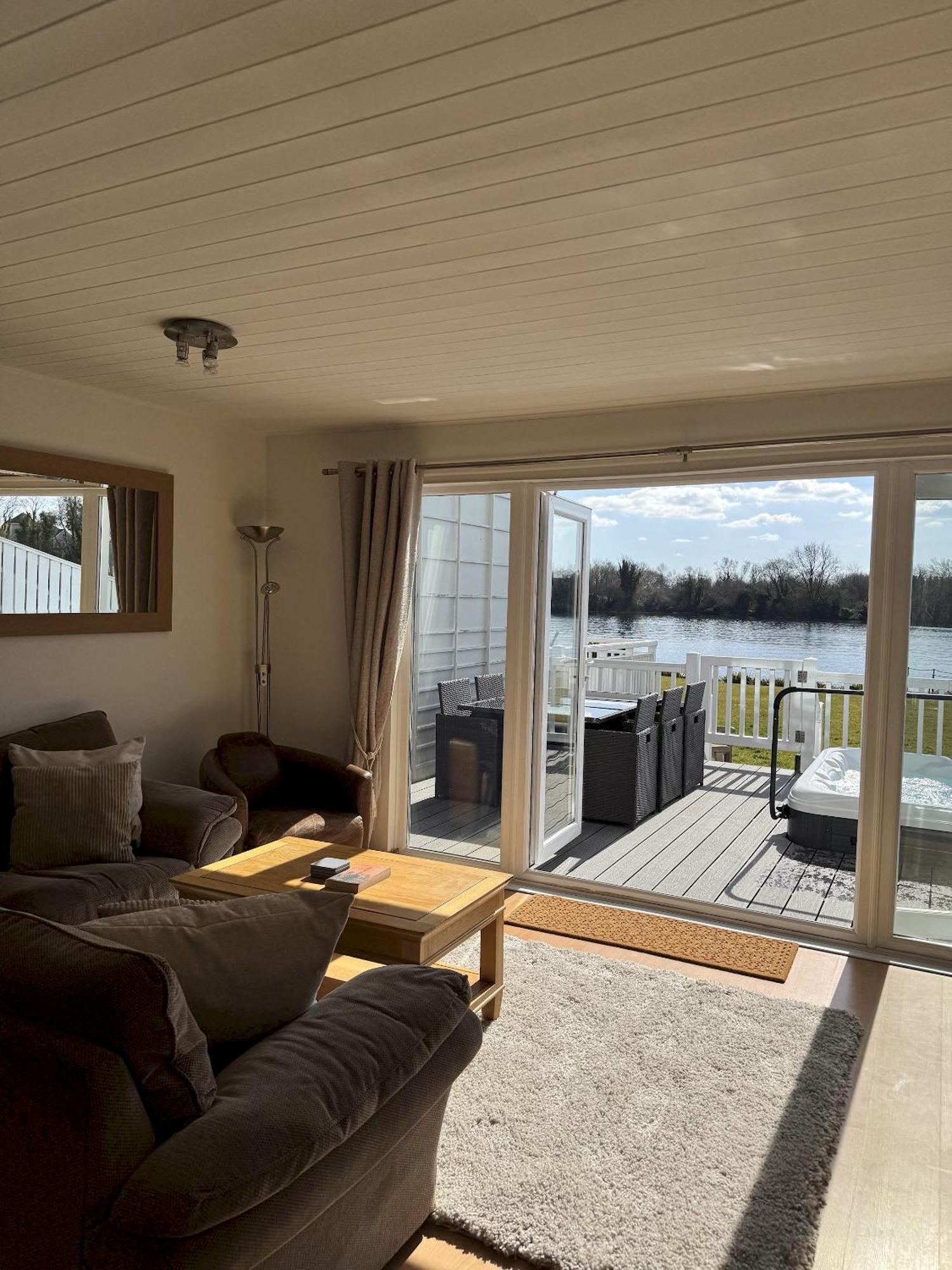 Medway Hot Tub Lodge South Cerney Zewnętrze zdjęcie