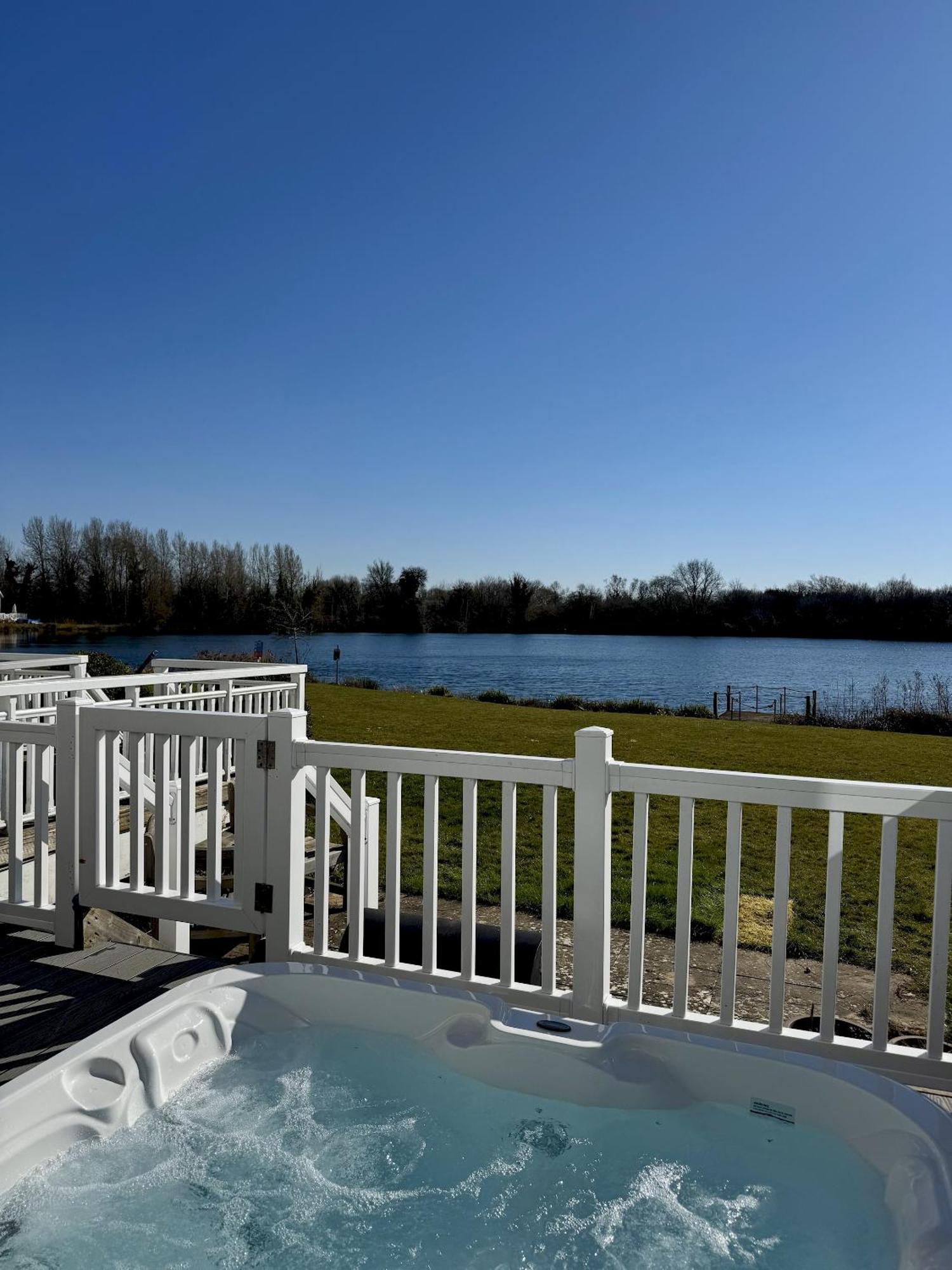 Medway Hot Tub Lodge South Cerney Zewnętrze zdjęcie