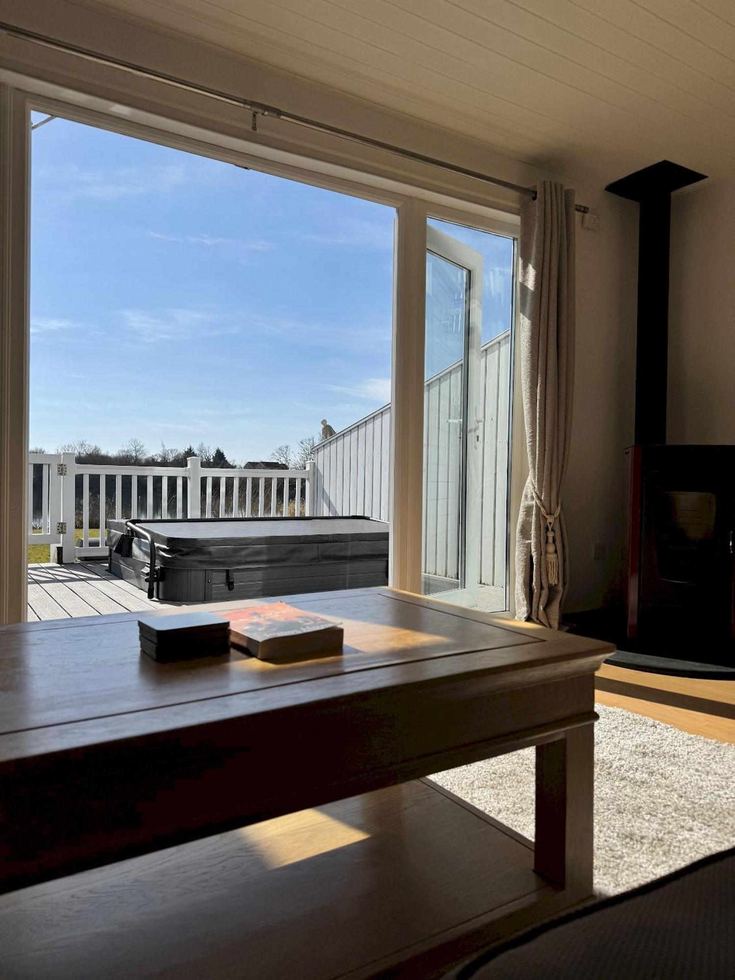Medway Hot Tub Lodge South Cerney Zewnętrze zdjęcie