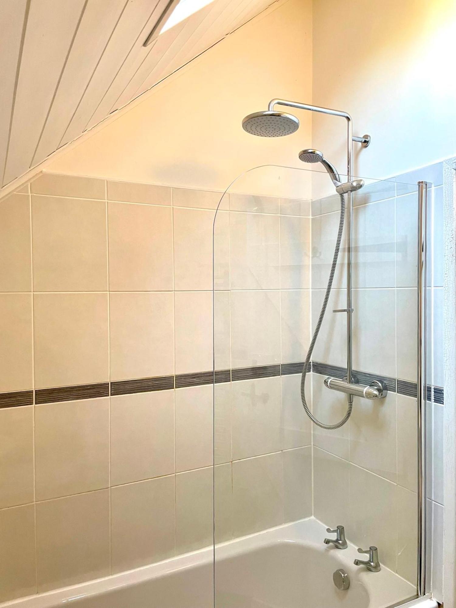 Medway Hot Tub Lodge South Cerney Zewnętrze zdjęcie