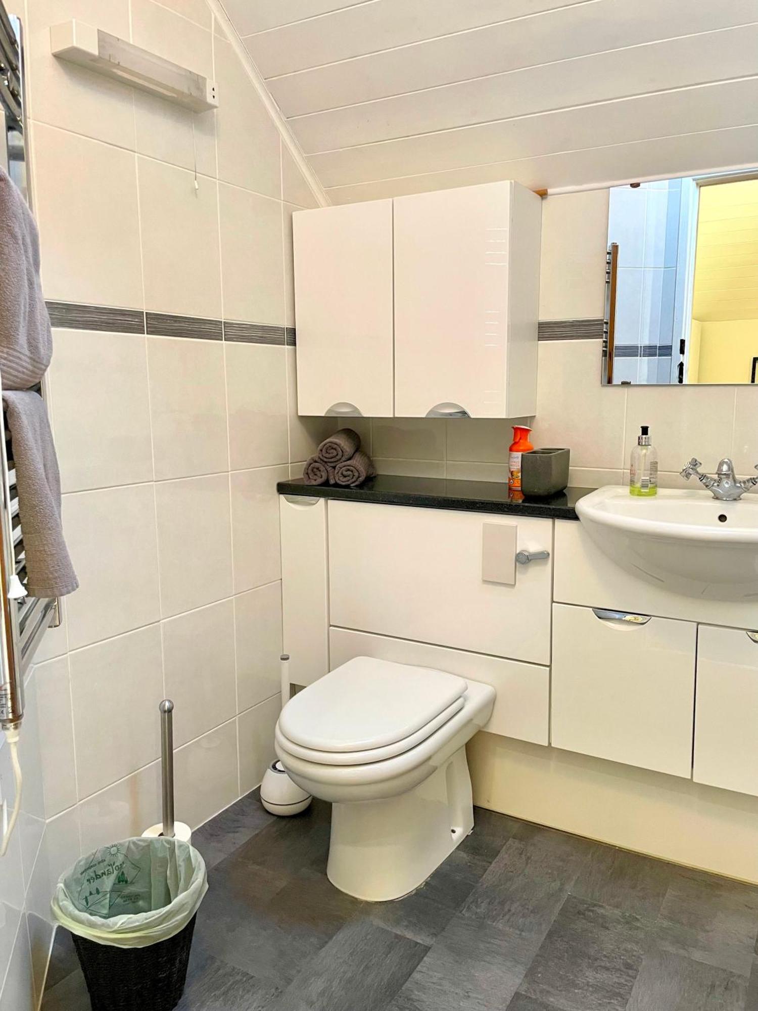 Medway Hot Tub Lodge South Cerney Zewnętrze zdjęcie