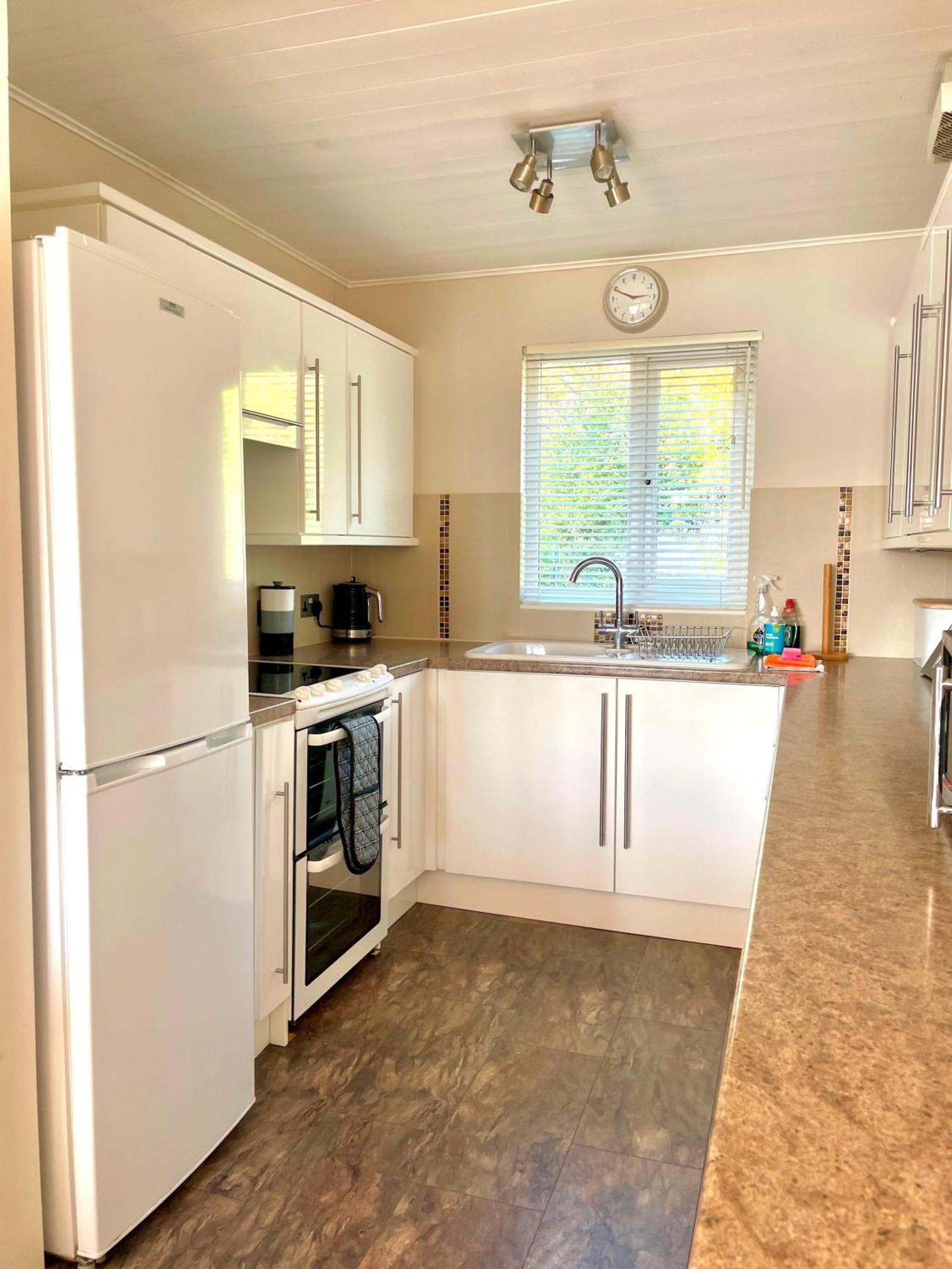 Medway Hot Tub Lodge South Cerney Zewnętrze zdjęcie