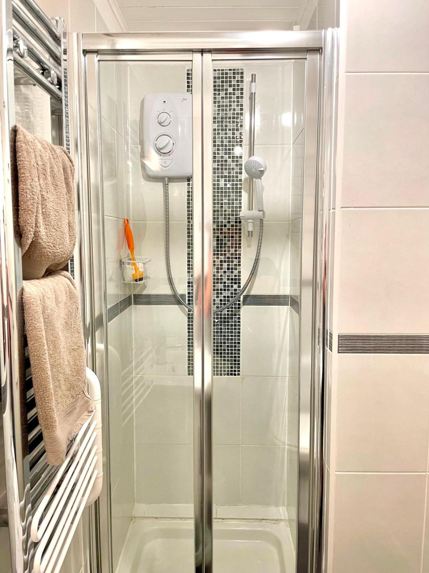Medway Hot Tub Lodge South Cerney Zewnętrze zdjęcie