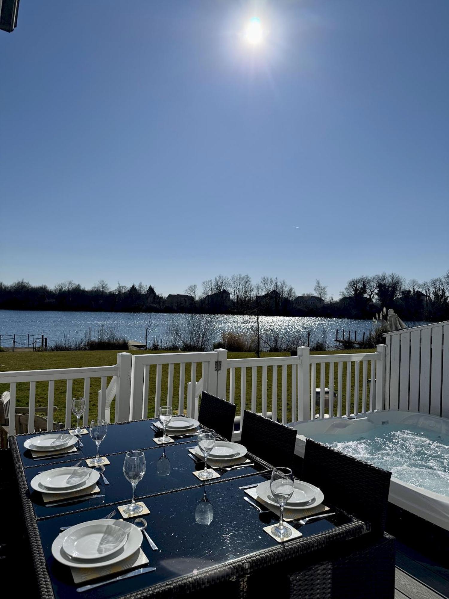 Medway Hot Tub Lodge South Cerney Zewnętrze zdjęcie