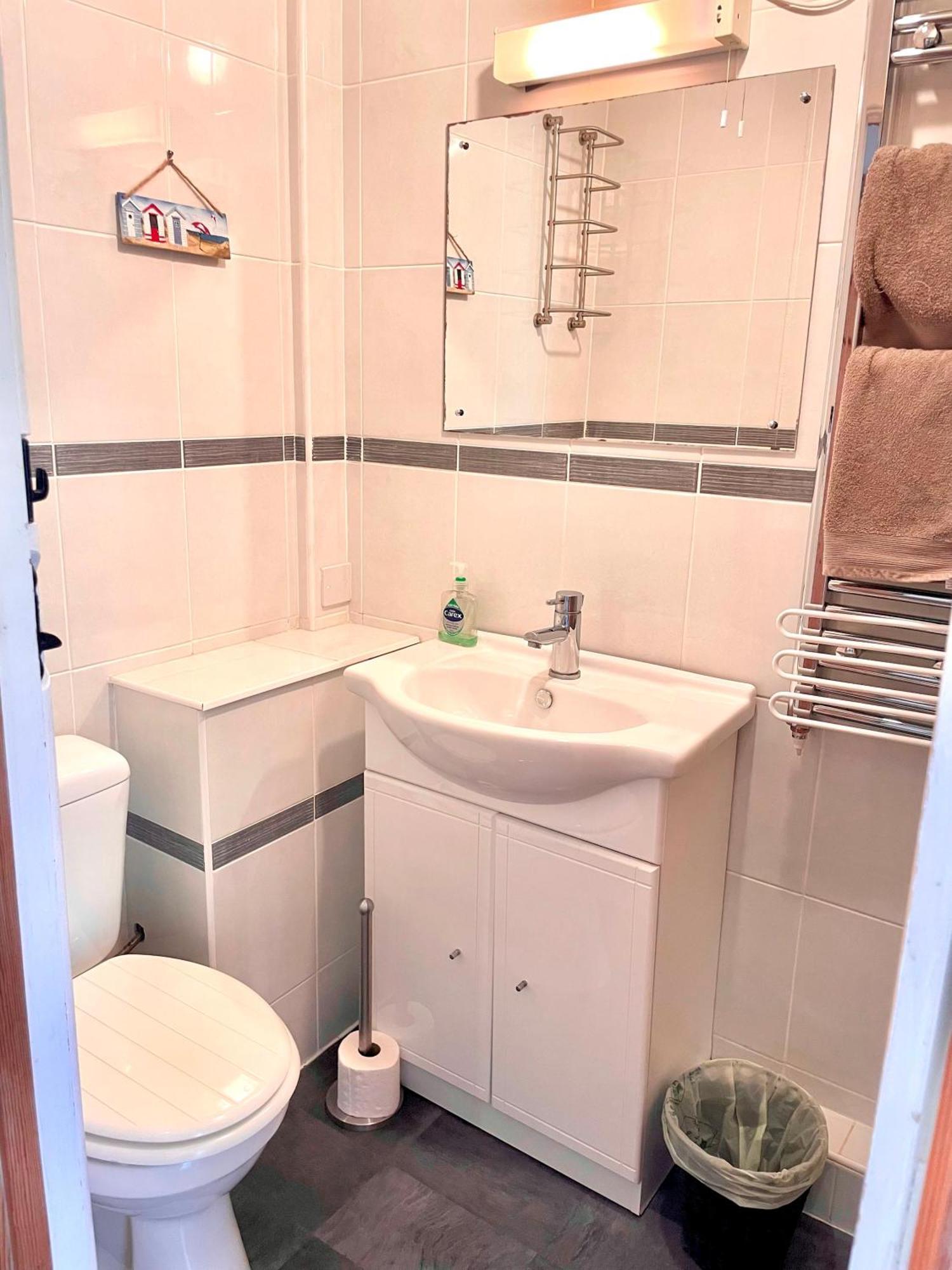 Medway Hot Tub Lodge South Cerney Zewnętrze zdjęcie