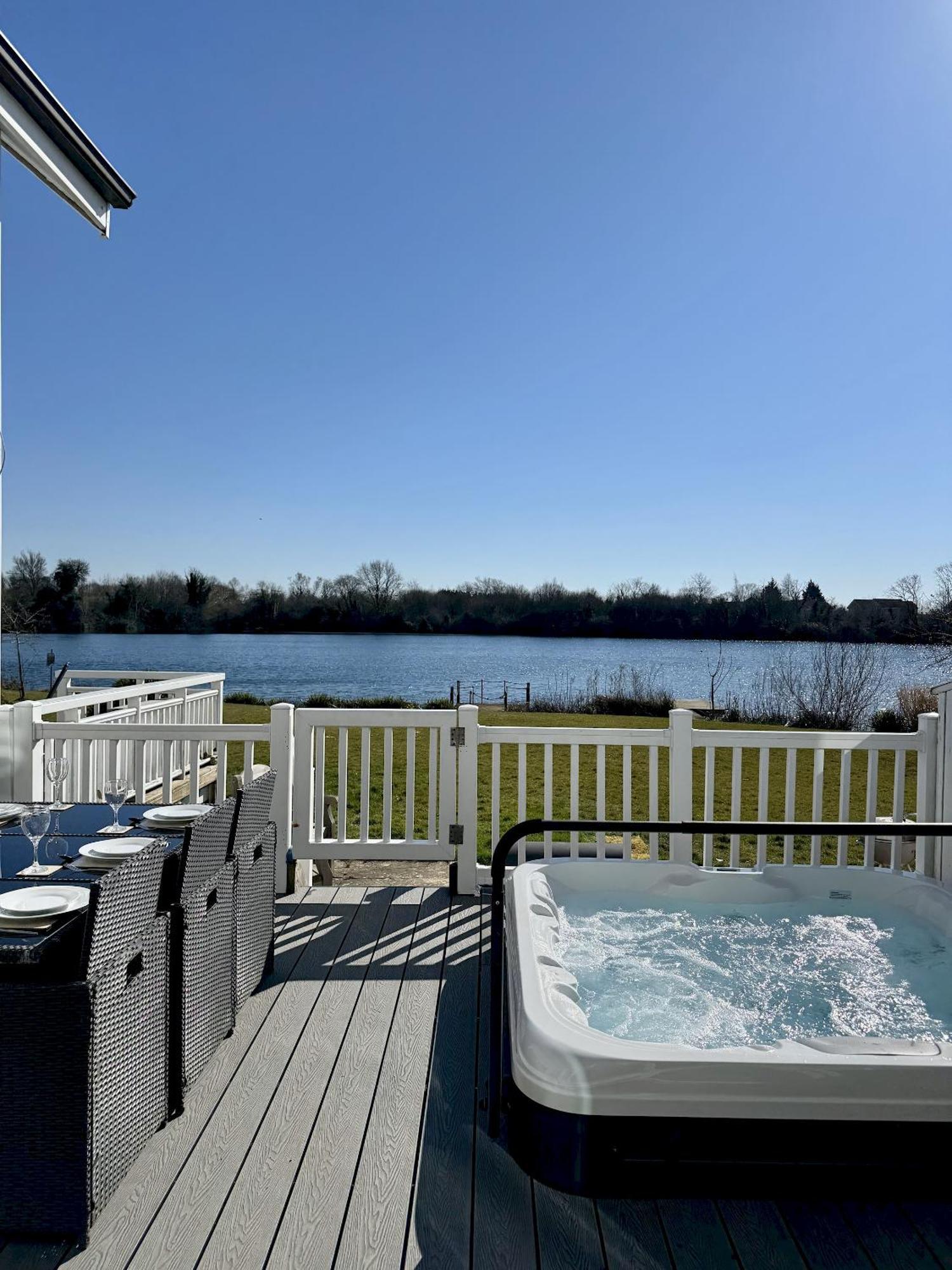 Medway Hot Tub Lodge South Cerney Zewnętrze zdjęcie